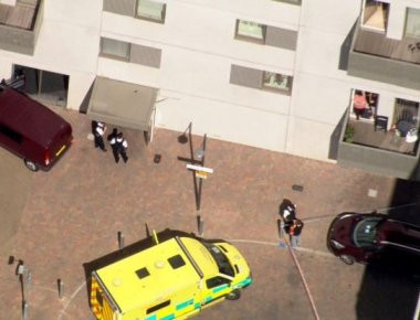 Σε εξέλιξη αστυνομική επιχείρηση στο ανατολικό Λονδίνο στο διαμέρισμα ενός εκ των δραστών - Δείτε ζωντανά (βίντεο)